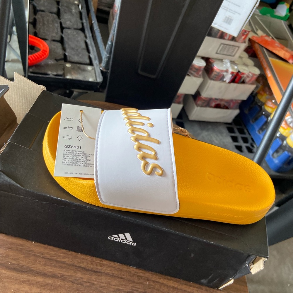 ADIDAS / ADILETTE SHOWER / SLIDES NEW IN BOX SIZE 5 IN WOMENS